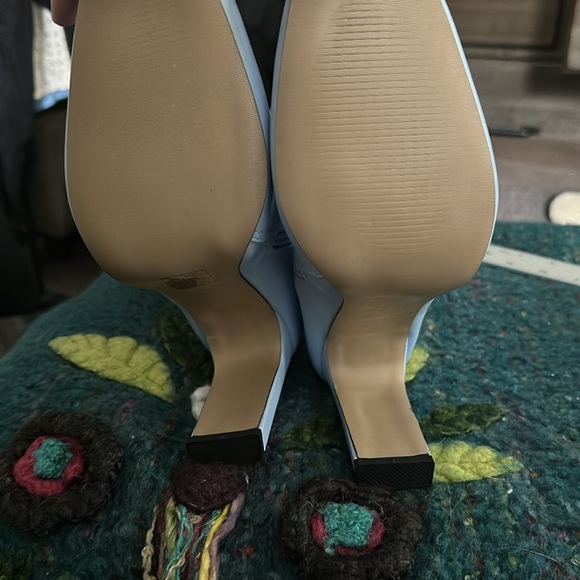 no brand, new boots. no pebbling on soles. 4-inch heel. - Picture 4 of 6